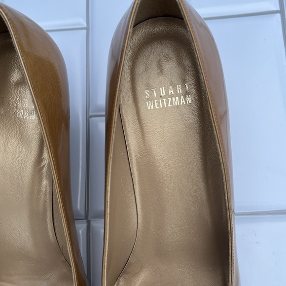 STUART WEITZMAN Champagne Gold Patent Leather Tassel Pumps Size 8M Kitten Heel - Picture 3 of 14